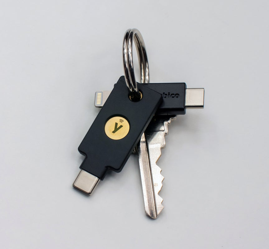 Апаратний ключ безпеки YubiKey на брелоку з ключем