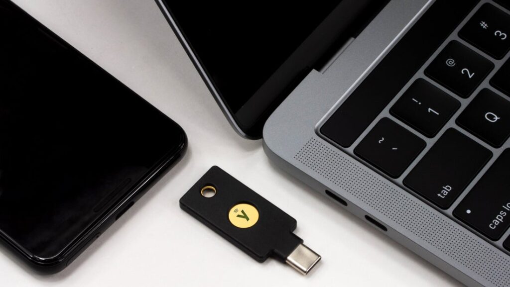 Схема вибору YubiKey за портом ноутбука і моделлю телефона