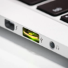 YubiKey 5 Nano FIPS (140-3) у порту USB-A ноутбука