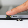 YubiKey 5C Nano FIPS (140-3) в порту USB-C ноутбука, палець торкається кнопки