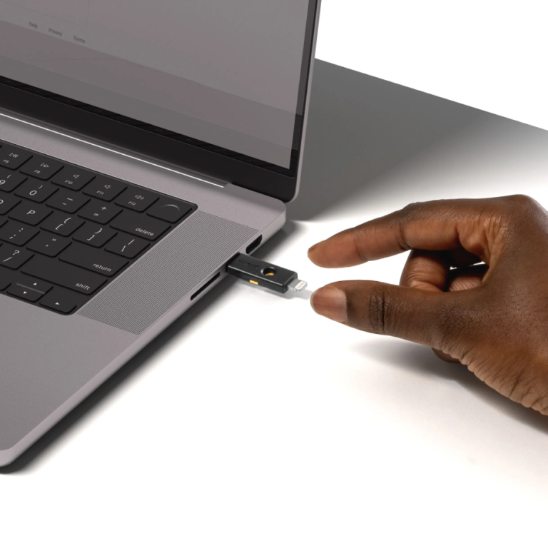 YubiKey 5Ci FIPS (140-3) у порту USB-C ноутбука